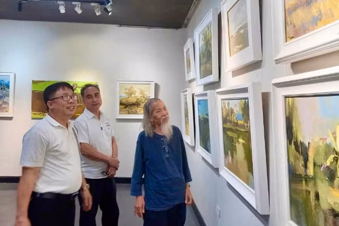 Họa sĩ Lương Xuân Đoàn, Chủ tịch Hội Mỹ thuật Việt Nam tại không gian triển lãm "Sắc quê 11".