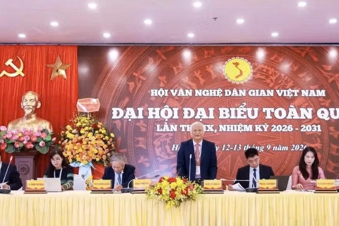 Đoàn Chủ tịch Đại hội đại biểu toàn quốc Hội Văn nghệ dân gian Việt Nam lần thứ 9. (Ảnh: Quang Vinh)