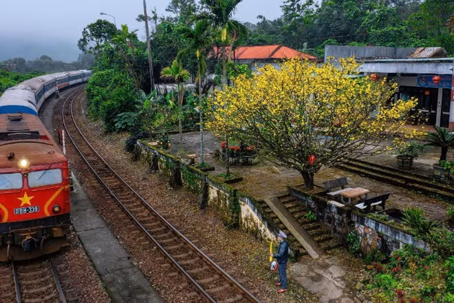 Khung cảnh ga Hải Vân Bắc được chụp bởi anh Trần Ngọc Tiến, một công nhân lái máy Đội máy đẩy đèo Hải Vân.