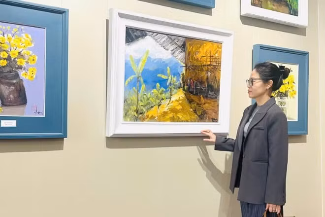 Tác phẩm tranh phong cảnh và hoa Tết của Quỳnh Thơm được nhiều nhà sưu tập quan tâm.