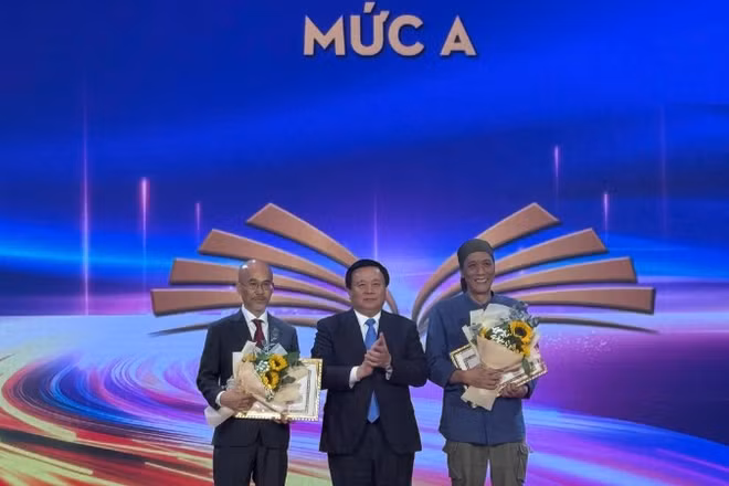 Giáo sư, Tiến sĩ Nguyễn Xuân Thắng, Ủy viên Bộ Chính trị, Giám đốc Học viện Chính trị quốc gia Hồ Chí Minh, Chủ tịch Hội đồng Lý luận Trung ương trao tặng thưởng mức A cho các tác giả.