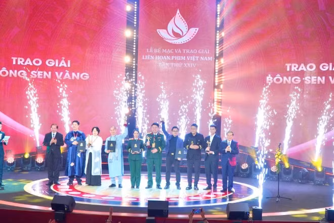 Đại diện Điện ảnh Quân đội nhân dân cùng một số đơn vị vinh dự nhận giải Bông sen vàng tại Liên hoan phim Việt Nam lần thứ 24.