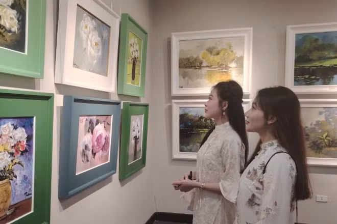 Công chúng trẻ thưởng thức triển lãm "Sắc quê 7".