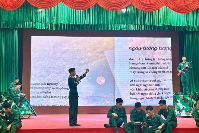 Trình diễn thơ được những người lính thể hiện đầy sâu sắc và xúc động.