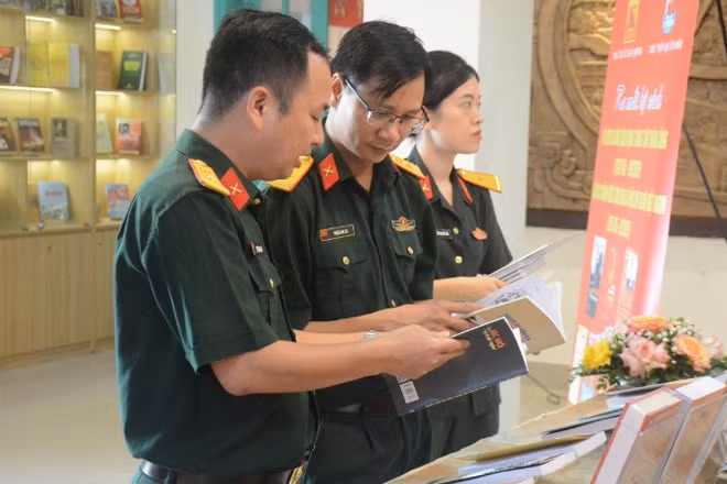 Các đại biểu tham quan khu vực trưng bày Bộ sách kỷ niệm 80 năm Cách mạng Tháng Tám và Quốc khánh 2/9.