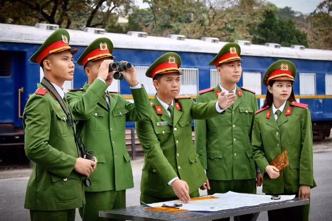 Thầy và trò Trường Cao đẳng Cảnh sát nhân dân I trong giờ lên lớp ngoài thao trường.