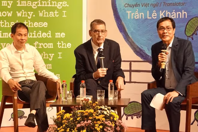 Nhà thơ Mỹ Bruce Weigl (giữa) tại buổi ra mắt sách và triển lãm tranh.