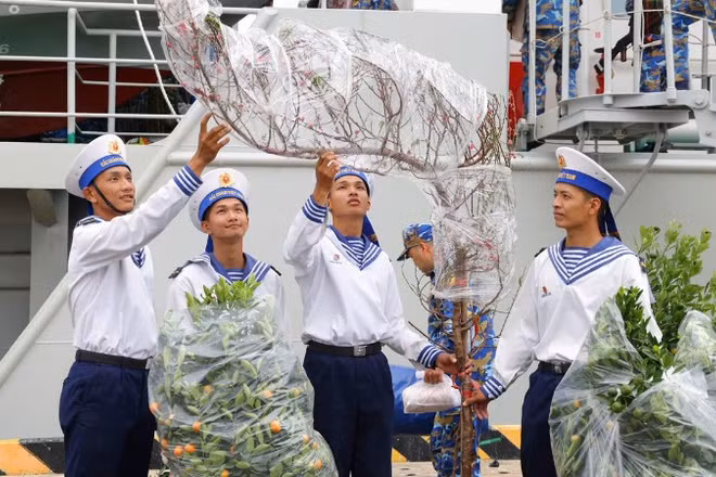 Những người lính trẻ bên đào và quất xuân đón Tết Bính Ngọ 2026.