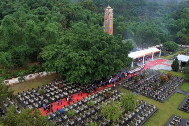 Một cảnh trong phim tài liệu "Nối mạch nghĩa tình".