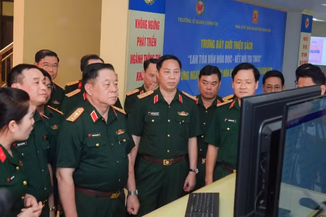 Đại tướng Nguyễn Trọng Nghĩa tham quan khu vực trưng bày sách và chuyển đổi số tại sự kiện.
