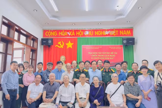 Các văn nghệ sĩ tham gia trại sáng tác văn học của Tạp chí Văn nghệ Quân đội.