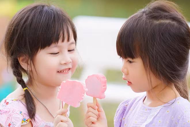 Các em nhỏ hào hứng với những que kem mang biểu tượng di sản văn hóa. (Ảnh: Đông Trường)
