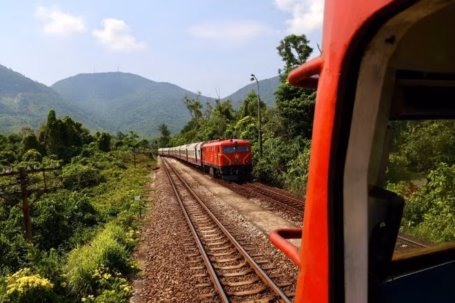 Những chuyến tàu qua miền trung nắng gió.