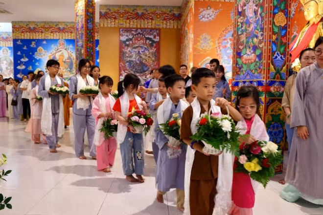 Các em thiếu nhi dâng hoa mừng Phật đản.