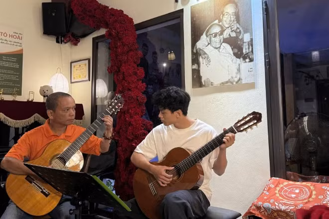 Nghệ sĩ Trang Công Vinh (bên trái) cùng học viên.
