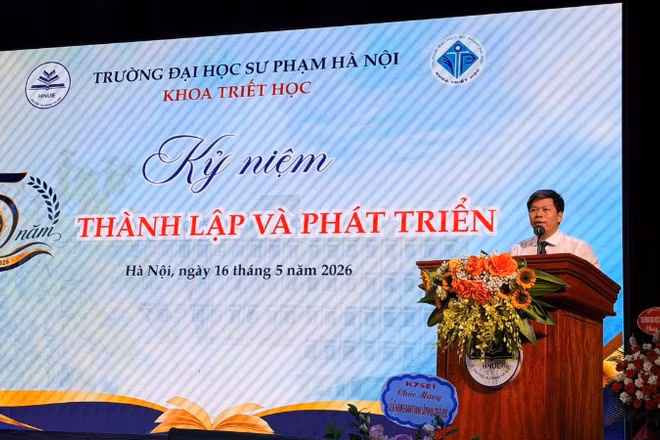 Phó Giáo sư, Tiến sĩ Kiều Văn Hoan, Phó Bí thư Đảng ủy, Phó Hiệu trưởng Trường đại học Sư phạm Hà Nội phát biểu tại Lễ kỷ niệm.