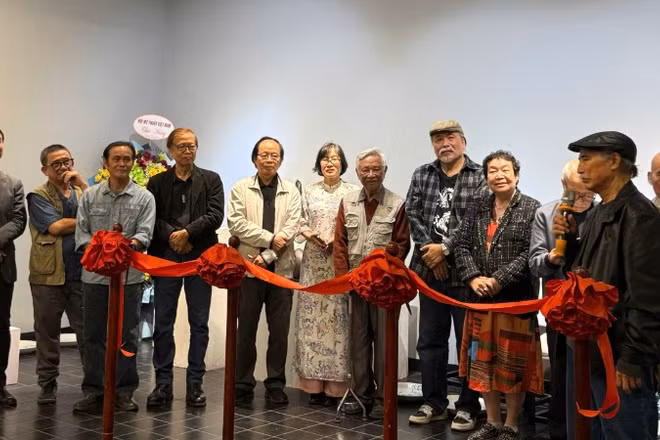Các nghệ sĩ phát biểu cảm nghĩ tại triển lãm chung.