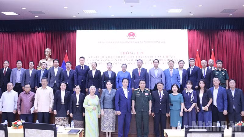 Các đại biểu Việt Nam và Lào chụp ảnh lưu niệm tại sự kiện. (Ảnh: DUY TOÀN)