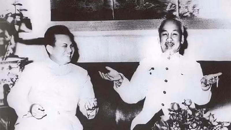 Chủ tịch Hồ Chí Minh với Chủ tịch Kaysone Phomvihane. (Ảnh tư liệu)