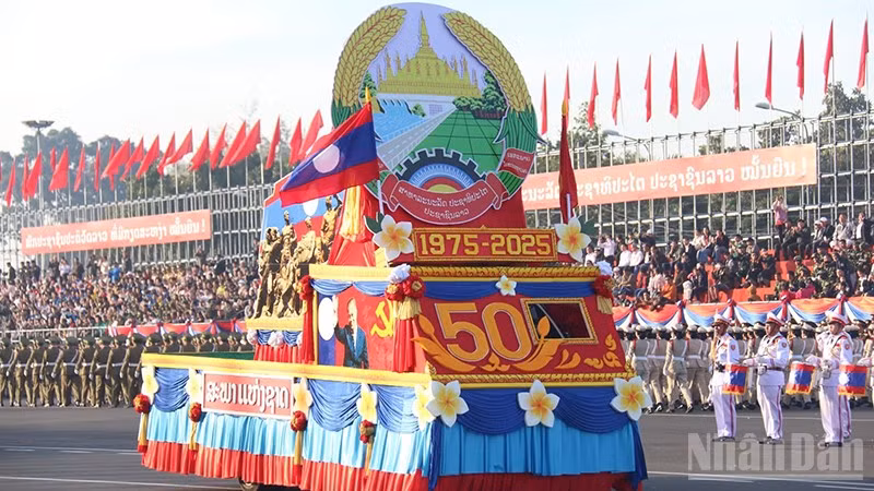 Khối diễu hành mang biểu tượng kỷ niệm 50 năm Quốc khánh Lào tại buổi tổng duyệt. (Ảnh: TRỊNH DŨNG)