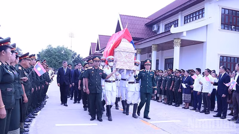 Tiễn đưa các anh hùng liệt sĩ về đất mẹ. (Ảnh: DUY TOÀN)