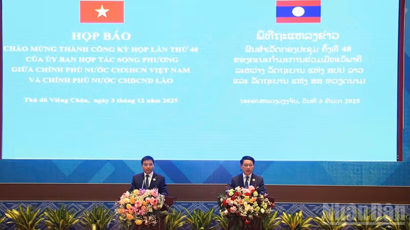 Phó Thủ tướng Lào Saleumxay Kommasith và Bộ trưởng Tài chính Việt Nam Nguyễn Văn Thắng đồng chủ trì họp báo. (Ảnh: TRỊNH DŨNG)