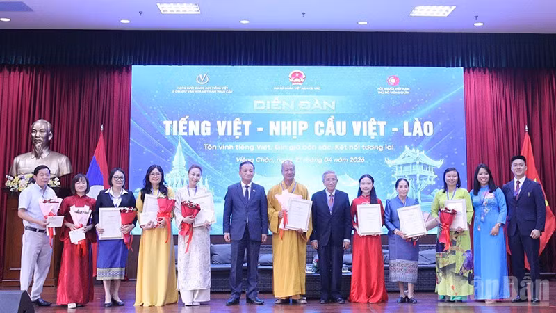 Đại sứ Nguyễn Minh Tâm tôn vinh, tri ân các cá nhân, tập thể tiêu biểu có đóng góp tích cực trong việc giảng dạy và lan tỏa tiếng Việt tại Lào. (Ảnh: DUY TOÀN)