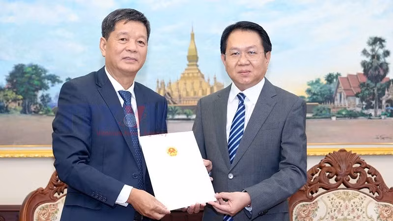 Tổng Lãnh sự Vũ Ngọc Lý (bìa trái) trình Thư ủy nhiệm lãnh sự lên Bộ Ngoại giao Lào. (Ảnh: Cộng tác viên)