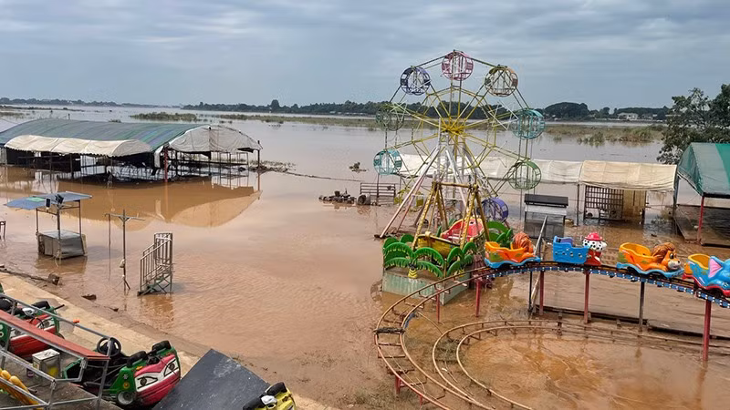 Mực nước sông Mekong dâng cao tại một đoạn chảy qua thủ đô Vientiane. (Ảnh: HẢI TIẾN)