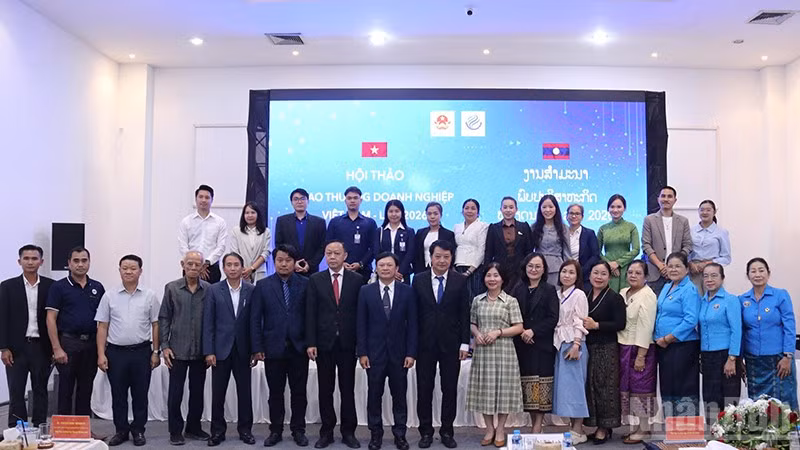 Các đại biểu chụp ảnh lưu niệm tại hội thảo. (Ảnh: DUY TOÀN)