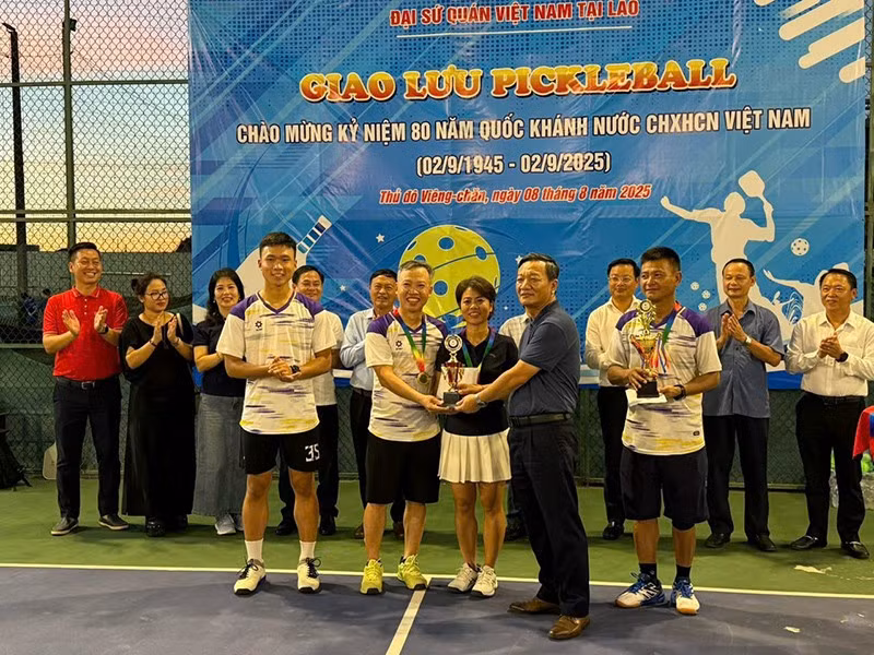 Đại sứ Việt Nam tại Lào Nguyễn Minh Tâm trao Giải Nhất cho các vận động viên. (Ảnh: HẢI TIẾN)