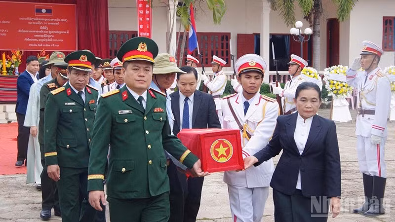 Tiễn đưa các liệt sĩ về đất mẹ Việt Nam. (Ảnh: DUY TOÀN)