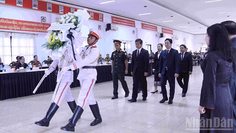 Đoàn đại biểu Đảng bộ, chính quyền thủ đô Vientiane tại Lễ tưởng niệm. (Ảnh: DUY TOÀN)
