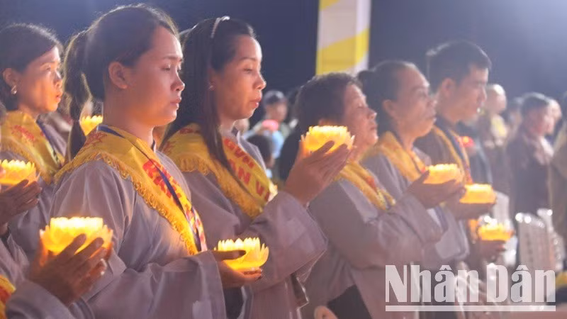 Người dân hai nước thành kính tưởng niệm tri ân các anh hùng liệt sĩ Việt Nam-Lào. (Ảnh: HẢI TIẾN)