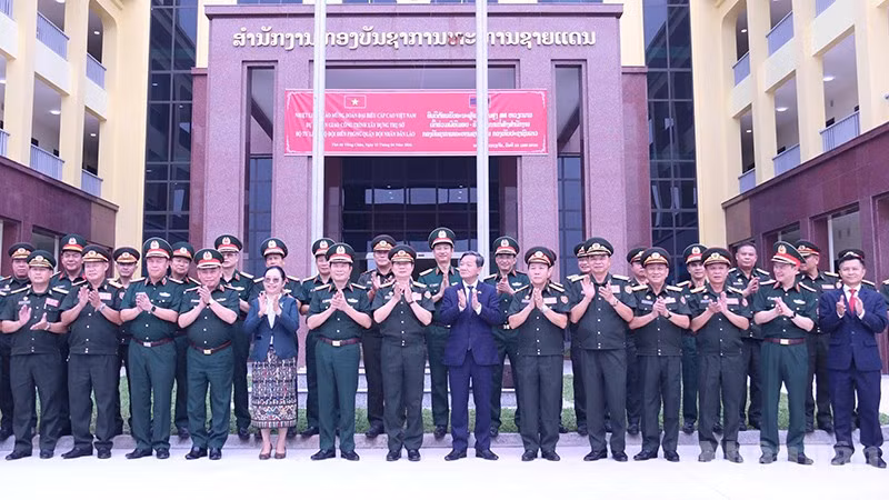 Các đại biểu chụp ảnh lưu niệm sau lễ khánh thành và bàn giao công trình Trụ sở Bộ Tư lệnh Bộ đội Biên phòng Lào. (Ảnh: DUY TOÀN)