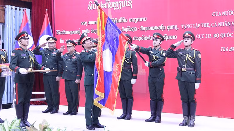 Đại tướng Nguyễn Tân Cương thay mặt lãnh đạo Đảng, Nhà nước Việt Nam trao tặng Huân chương của Nhà nước Việt Nam cho các tập thể, cá nhân thuộc Bộ Quốc phòng Lào. (Ảnh: DUY TOÀN)