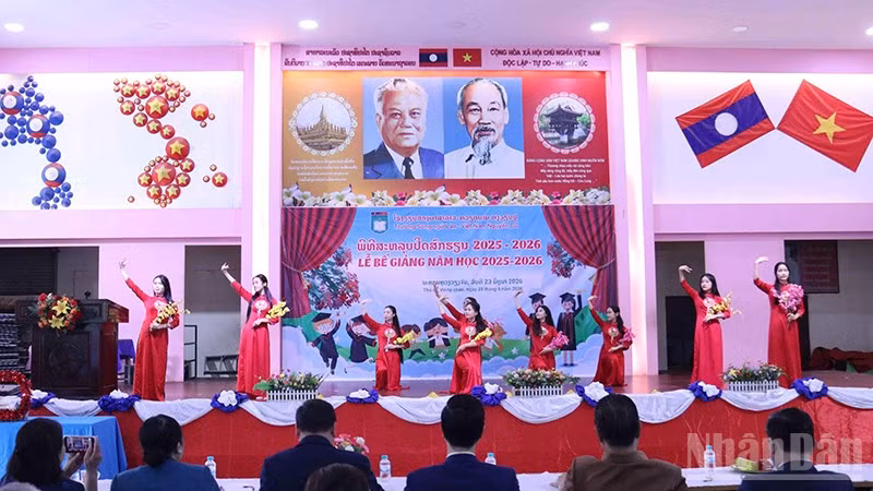 Tiết mục văn nghệ do các em học sinh nhà trường biểu diễn tại lễ bế giảng năm học 2025-2026. (Ảnh: DUY TOÀN)
