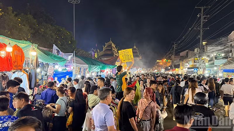 Người dân thủ đô Vientiane nô nức mua sắm tại Lễ hội That Luang năm 2025. (Ảnh: TRỊNH DŨNG)