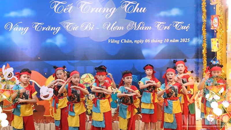 Tiết mục văn nghệ do các cháu thiếu nhi trình diễn. (Ảnh: DUY TOÀN)