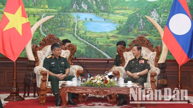 Thứ trưởng Quốc phòng Nguyễn Văn Hiền chào xã giao Bộ trưởng Quốc phòng Lào. (Ảnh: HẢI TIẾN)