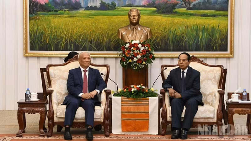 Đồng chí Bounthong Chitmany (bìa phải) tiếp đồng chí Uông Chu Lưu, Chủ tịch Ủy ban Hòa bình Việt Nam. (Ảnh: DUY TOÀN)