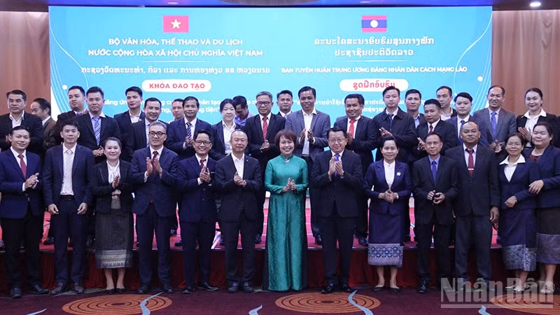 Các đại biểu chụp ảnh lưu niệm cùng học viên tham gia khóa đào tạo. (Ảnh: DUY TOÀN)