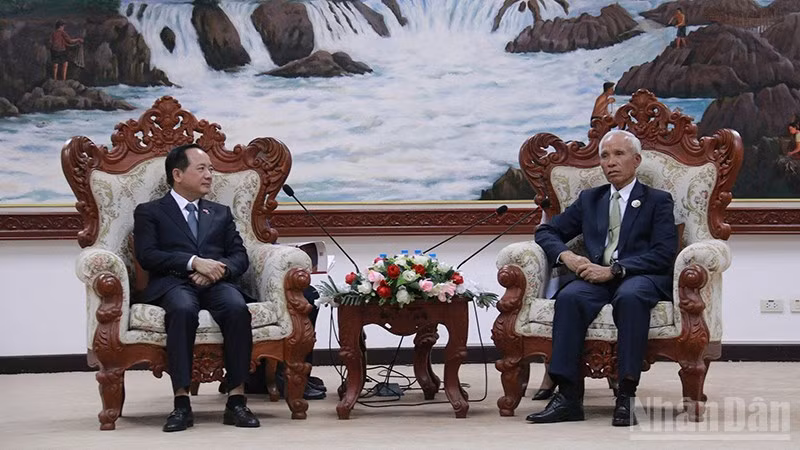 Trưởng Ban Tuyên giáo và Dân vận Trung ương Trịnh Văn Quyết làm việc với Trưởng Ban Tuyên huấn Trung ương Lào Khamphanh Pheuyavong. (Ảnh: DUY TOÀN)