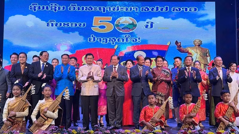 Lãnh đạo Đảng, Nhà nước Lào và Đại sứ Nguyễn Minh Tâm dự chương trình. (Ảnh: DUY TOÀN)