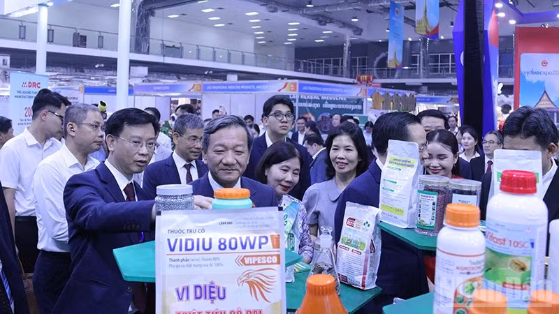 Đại biểu tham quan gian hàng trưng bày tại VIETLAO EXPO 2026. (Ảnh: Duy Toàn)