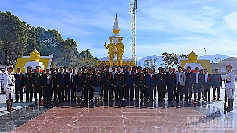 Đài tưởng niệm Liên minh chiến đấu Lào-Việt Nam được xây dựng tại khu vực trung tâm tỉnh Xaysomboun. (Ảnh: DUY TOÀN)