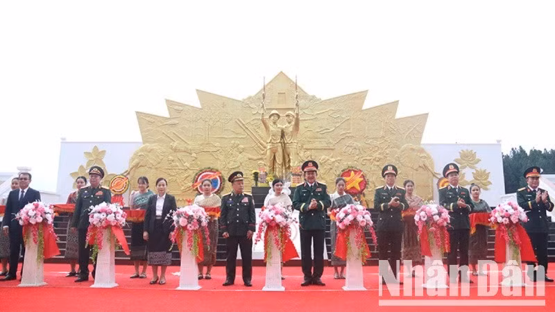 Các đại biểu cắt băng khánh thành và bàn giao dự án. (Ảnh: Hải Tiến)
