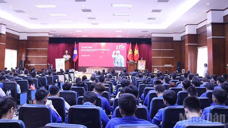 Trong khuôn khổ Lễ kỷ niệm, các đại biểu xem triển lãm số với chủ đề “Chủ tịch Hồ Chí Minh-Tinh hoa dân tộc, tầm vóc thời đại”. (Ảnh: DUY TOÀN)