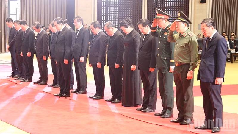Chủ tịch Quốc hội Trần Thanh Mẫn dẫn đầu Đoàn đại biểu cấp cao Đảng, Nhà nước Việt Nam viếng đồng chí Saysomphone Phomvihane. (Ảnh: DUY TOÀN)