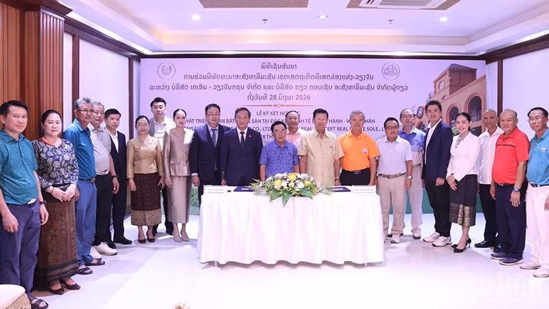 Các đại biểu chứng kiến lễ ký kết. (Ảnh: DUY TOÀN)